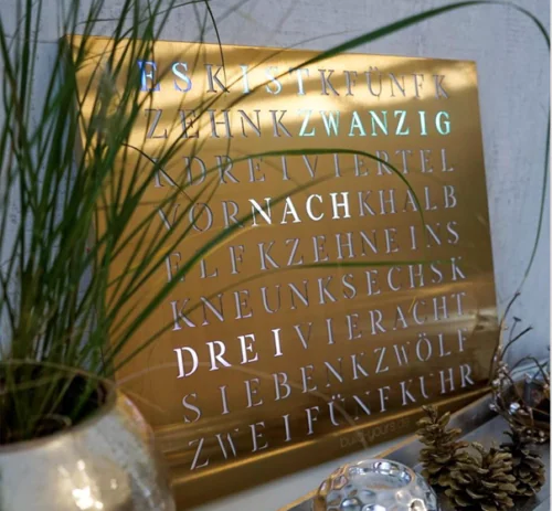 The look of Wordclock Jupiter Edelstahl gelasert in Gold