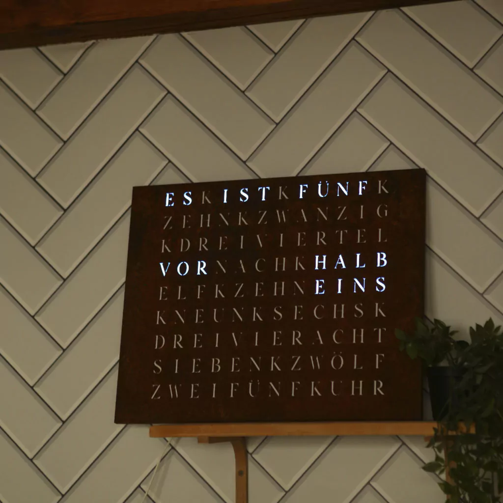 Wordclock Jupiter Rost Optik - Eisen gerostet und gelasert