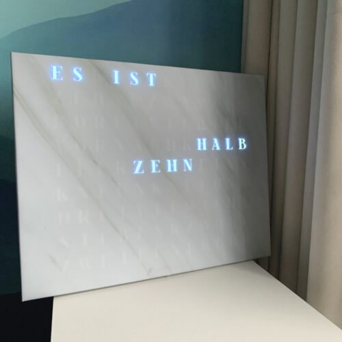 The look of Wordclock Jupiter Weißer Marmor Optik