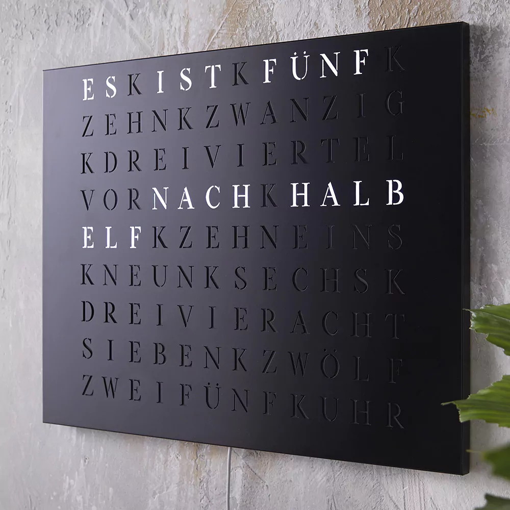 Wordclock Jupiter Edelstahl gelasert in matt Schwarz in interior