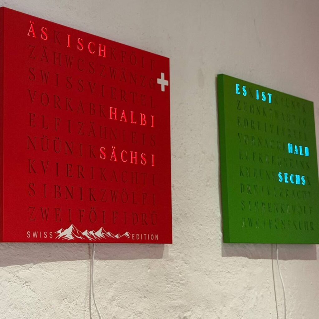WCS 2 WordClock auf einem Regal