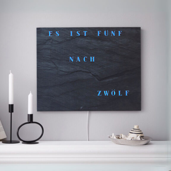 Wordclock Jupiter Schiefer Optik closeup