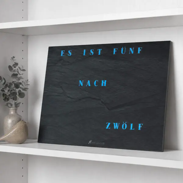 WCS 2 WordClock auf einem Regal