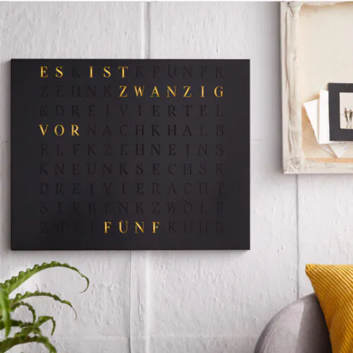 Wordclock Jupiter Edelstahl gelasert in matt Schwarz closeup