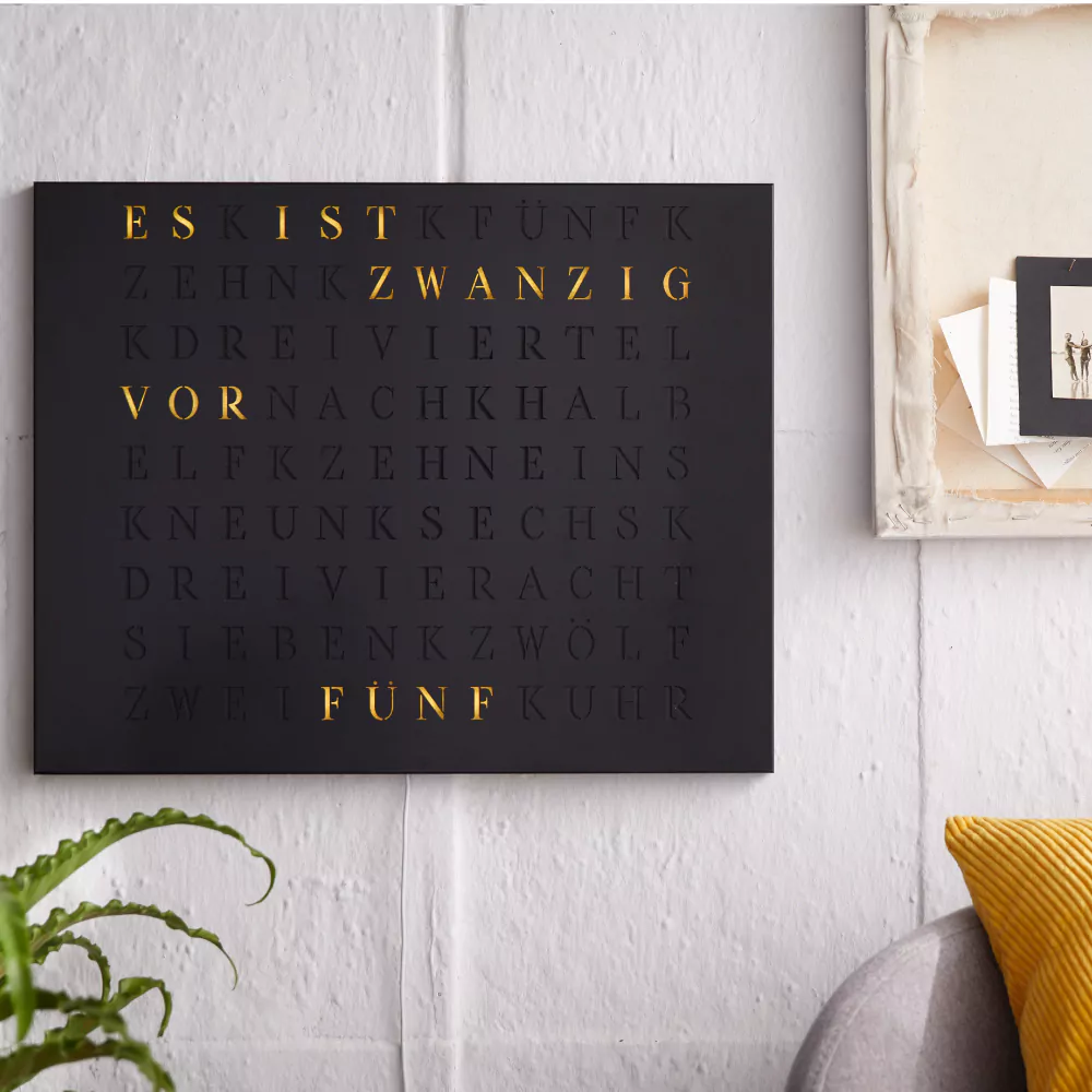 Wordclock Jupiter Edelstahl gelasert in matt Schwarz closeup