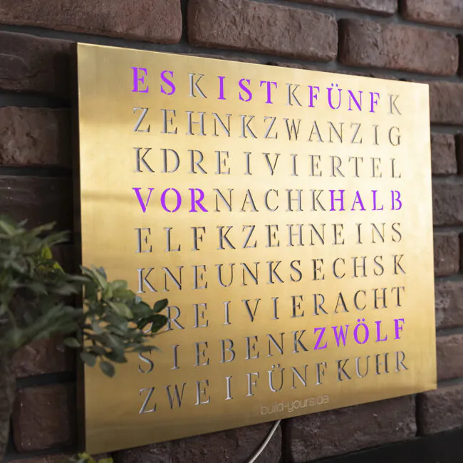 Wordclock Jupiter Edelstahl gelasert in Gold closeup