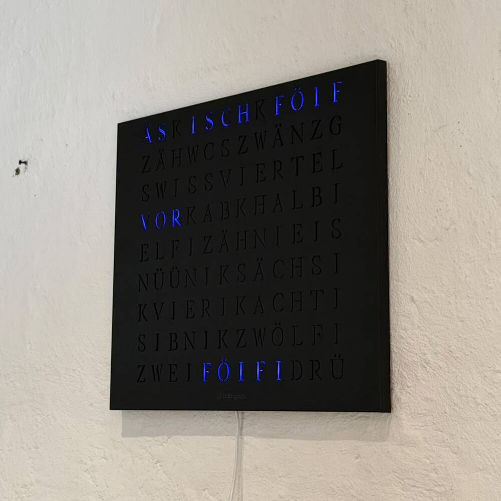 Wordclock Jupiter Stahl matt Schwarz - Swiss Edition in interior