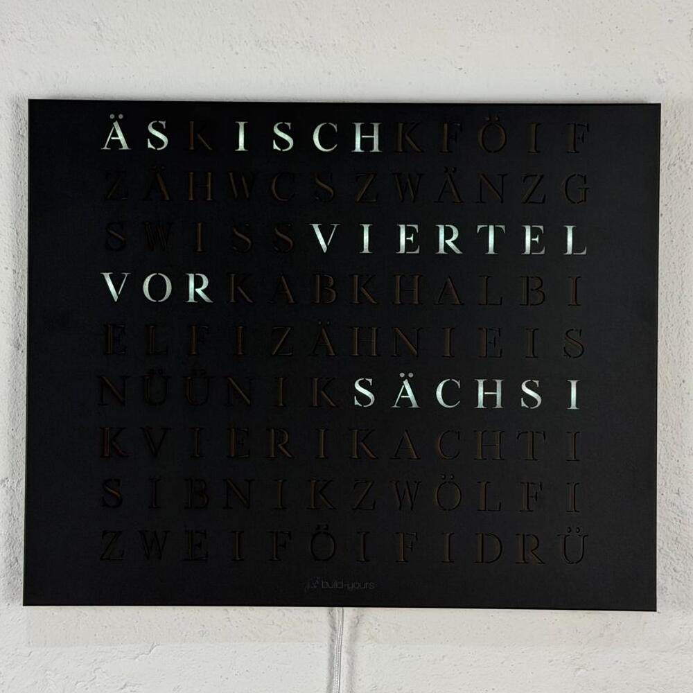 Wordclock Jupiter Stahl matt Schwarz - Swiss Edition in interior