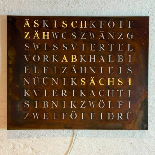 Wordclock Jupiter Eisen Rost Optik - Swiss Edition closeup