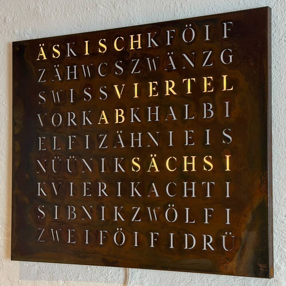 Wordclock Jupiter Eisen Rost Optik - Swiss Edition in interior