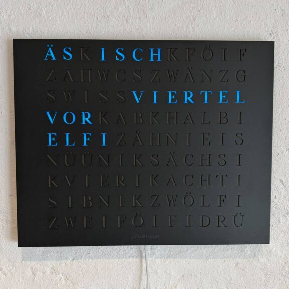 Wordclock Jupiter Stahl matt Schwarz - Swiss Edition