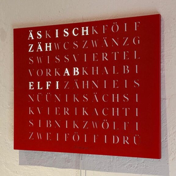 Wordclock Jupiter Edelstahl Rot - Swiss Edition closeup
